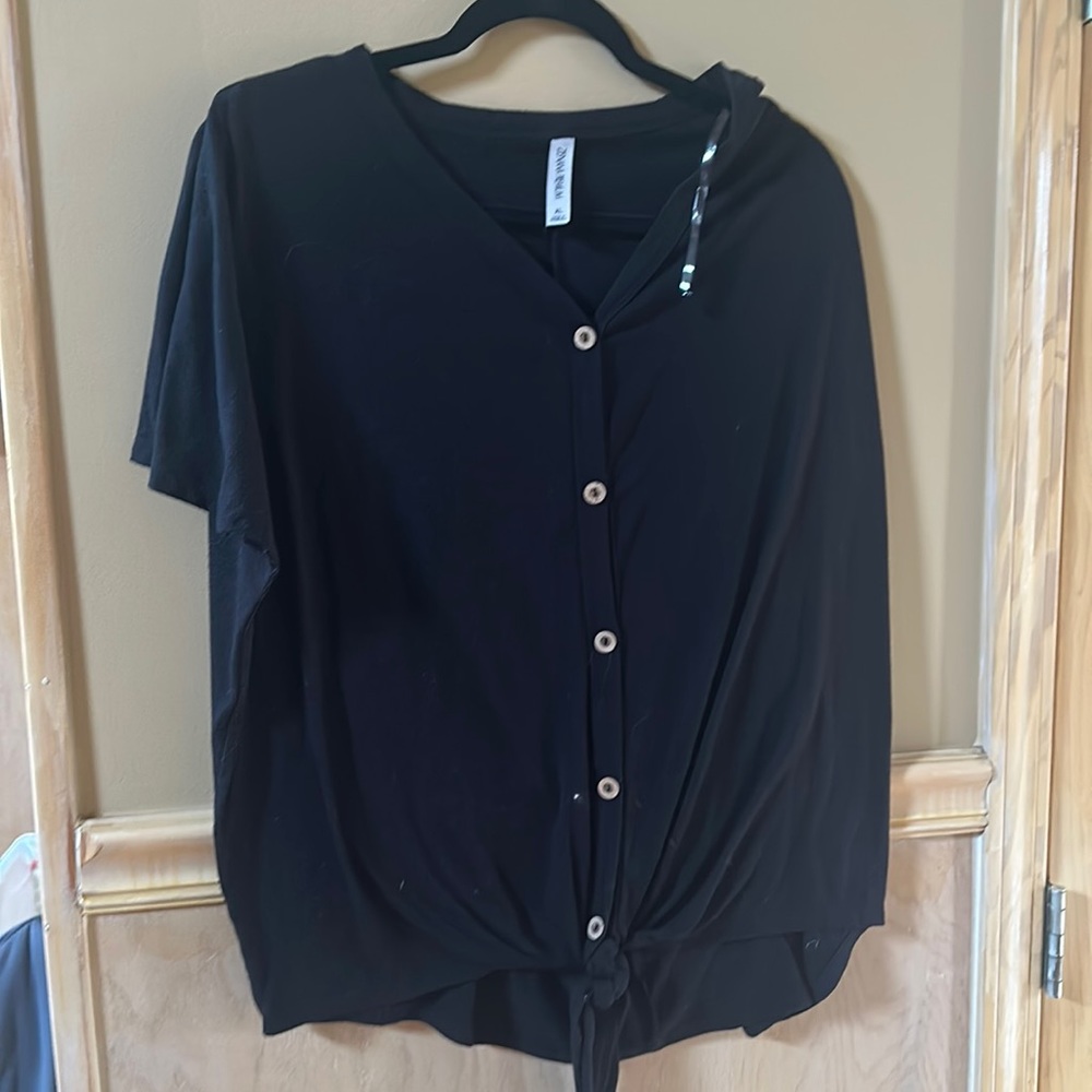 XL Zenana Premium black button down short sleeve top with knot detail
